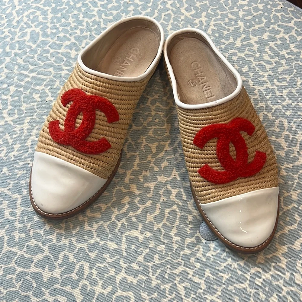 Chanel straw/ leather mules with red fuzzy CC logo - Picture 1 of 4
